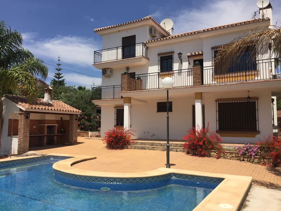 Alhaurin El Grande Country house with pool to rent from €1,550 per month